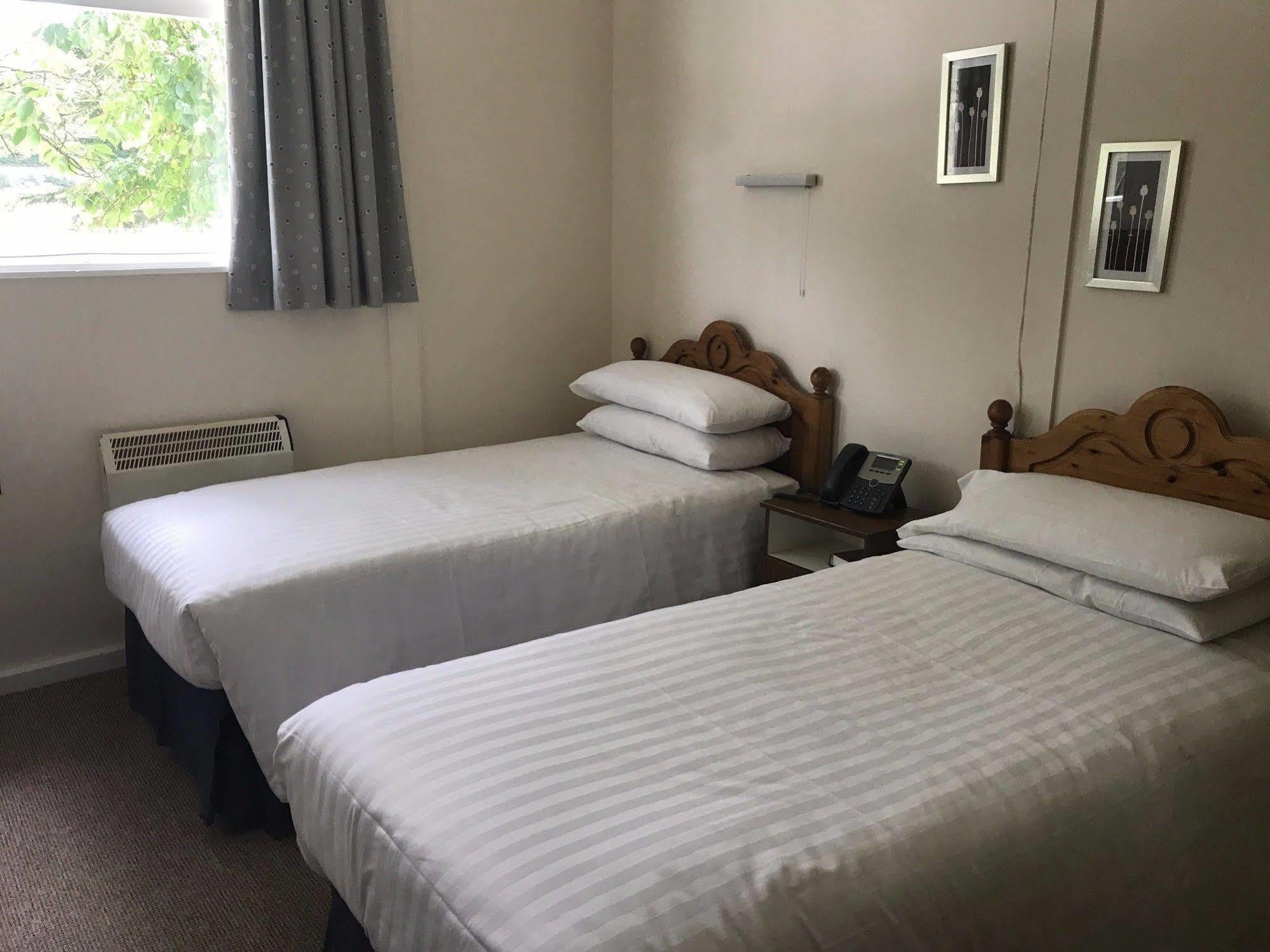 Carrybridge Lakeside Lodge 恩尼斯基林 外观 照片
