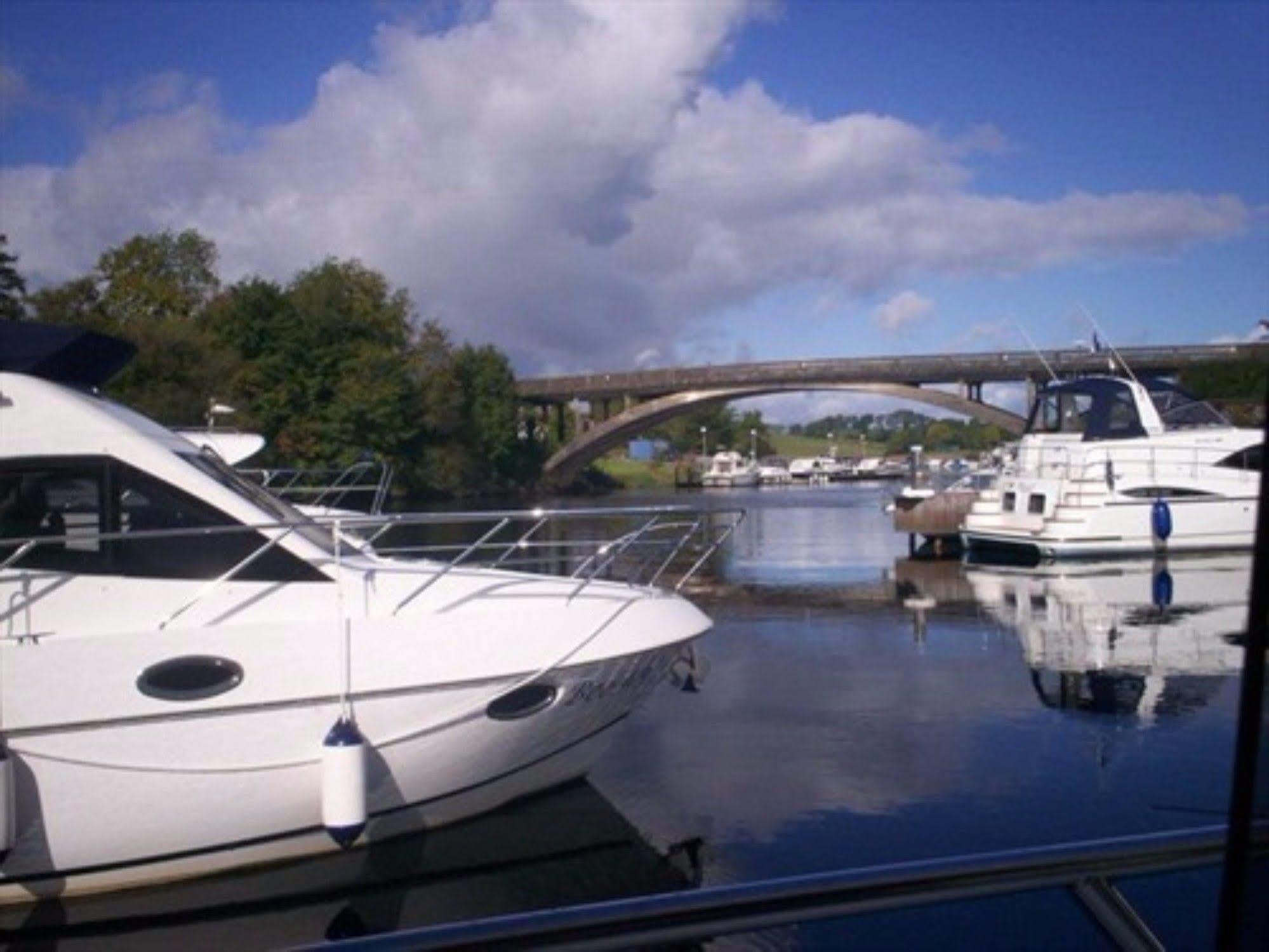 Carrybridge Lakeside Lodge 恩尼斯基林 外观 照片